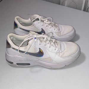 Nike Women’s White Nike Air Max Metallic Logo Sneakers Tennis Shoes Size 9.5